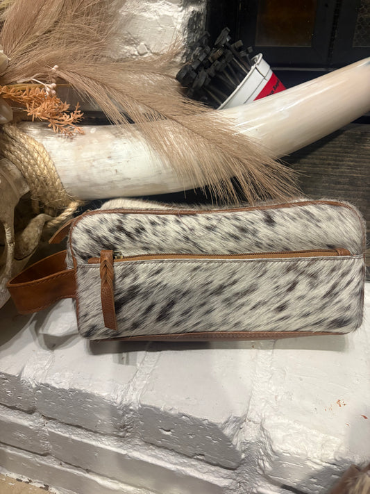 🤠 Rugged. Clean. Western. 🤠
This genuine cowhide men’s toiletry bag or Women’s makeup bags  built for everyday use or travel. Durable leather trim, smooth zipper, and one-of-a-kind hide—no two are alike.